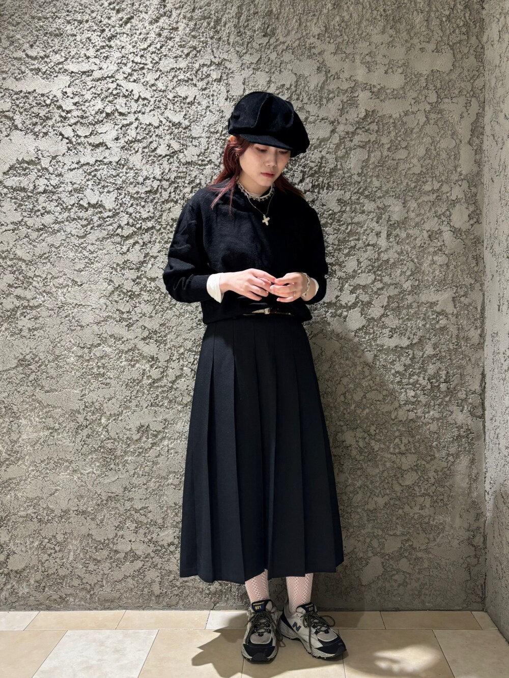 ブラック系のキャスケットを着用したレディースの秋コーディネートの3枚目の写真