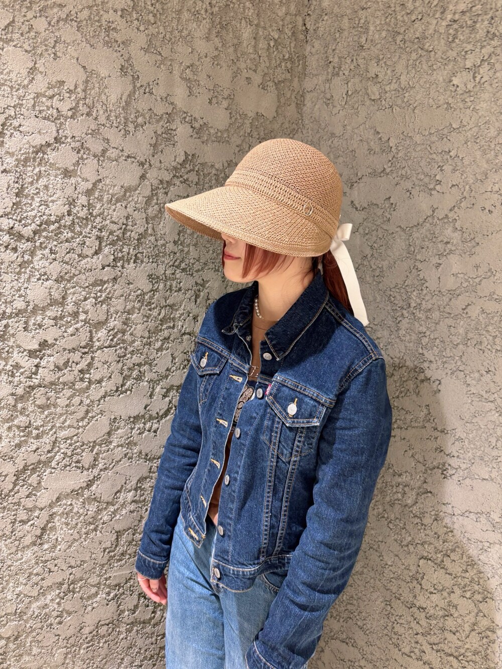 「ロンT、古着MIX、春コーデ、春服、お出かけコーデ、きれいめコーデ、休日スタイル、リラックススタイル、ママファッション、デニムジャケット、デニムオンデニム」｜「Chapeau d' OのChapeau d' O  TM Wide Visor Cap / シャポードオー（キャップ、ベージュ系）」を使った、ジーさんさん（レディース・161cm）の春コーディネートの3枚目の写真