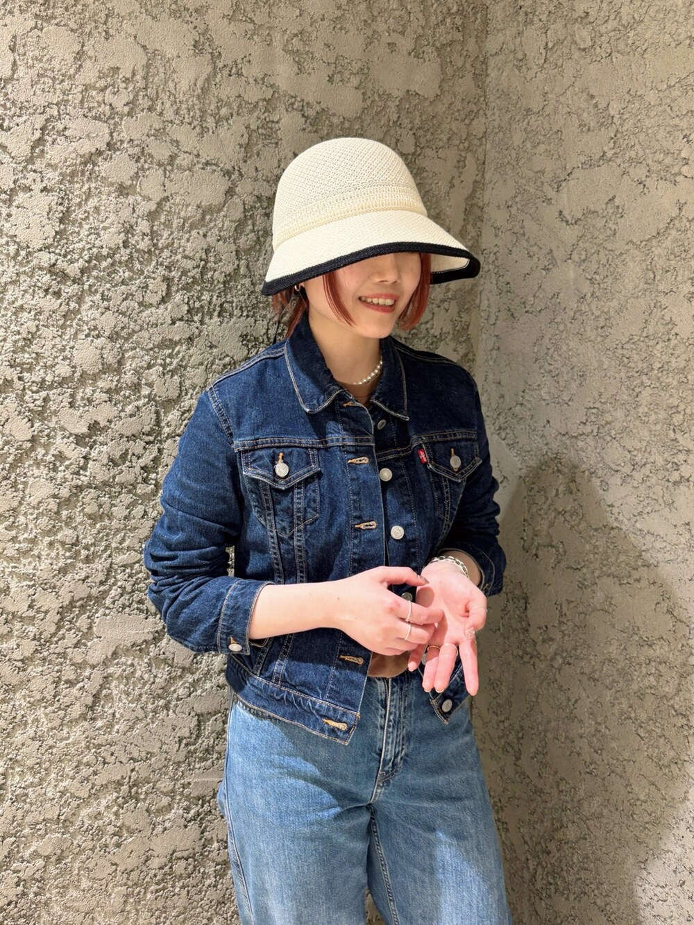 「春色、今日のコーデ、おでかけコーデ、春服コーデ、ジャケット/アウター、ブルーコーデ、ootd、UNIQLO、日除け、サンバイザー、デニムオンデニム、プチプラ、レイヤードコーデ、ブルー、ブルべ冬」｜「Chapeau d' OのChapeau d' O  TM Wide Visor Cap / シャポードオー（キャップ、ホワイト系）」を使った、ジーさんさん（レディース・161cm）の春コーディネートの3枚目の写真