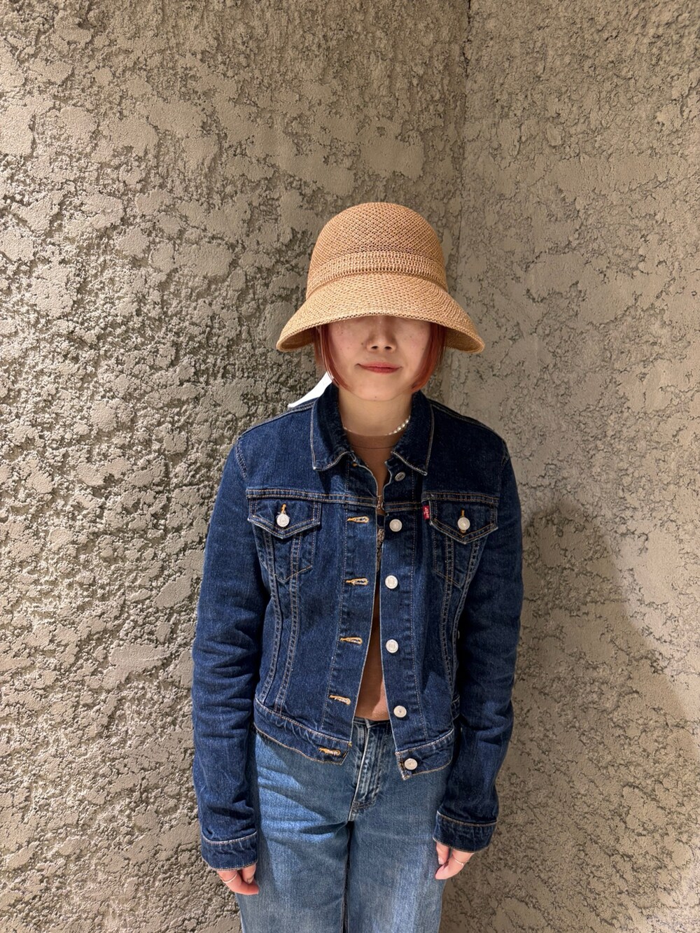 「ロンT、古着MIX、春コーデ、春服、お出かけコーデ、きれいめコーデ、休日スタイル、リラックススタイル、ママファッション、デニムジャケット、デニムオンデニム」｜「Chapeau d' OのChapeau d' O  TM Wide Visor Cap / シャポードオー（キャップ、ベージュ系）」を使った、ジーさんさん（レディース・161cm）の春コーディネートの2枚目の写真