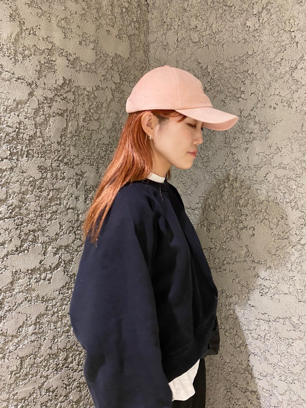 「レザー、古着MIX、スウェット、セットアップ、ショルダーバッグ、スニーカー、シンプルコーデ、キャップ、ノームコア、カジュアルダウン」｜「arthのarth  Nubuck Leather Cap / アース（キャップ、ピンク系）」を使った、ジーさんさん（レディース・161cm）の秋コーディネートの2枚目の写真