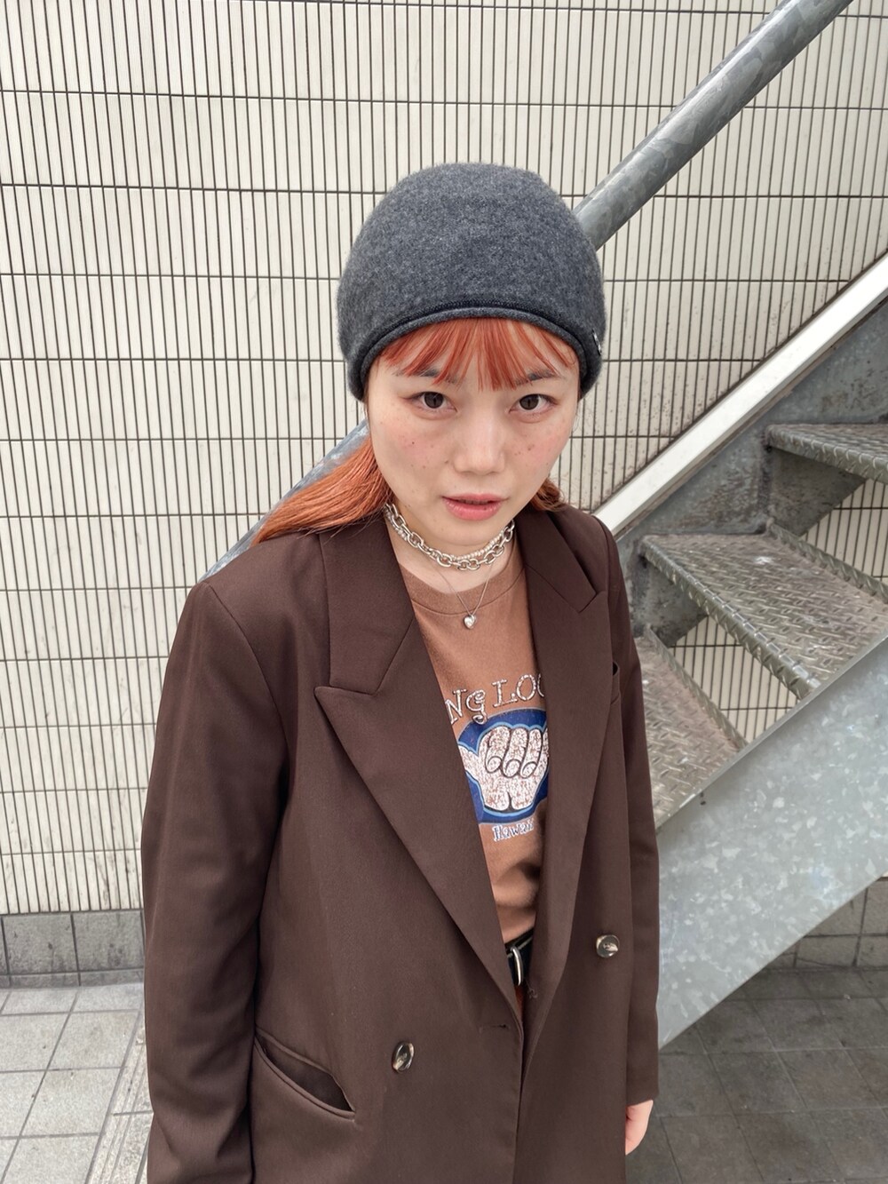 「ニット、レザー、ブラウン、古着MIX、日常に魔法を、ブーツ、テーラードジャケット、休日スタイル」｜「arthのarth  High Gage Ca Beanie / アース（ニットキャップ/ビーニー、グレー系）」を使った、ジーさんさん（レディース・161cm）の秋コーディネートの2枚目の写真