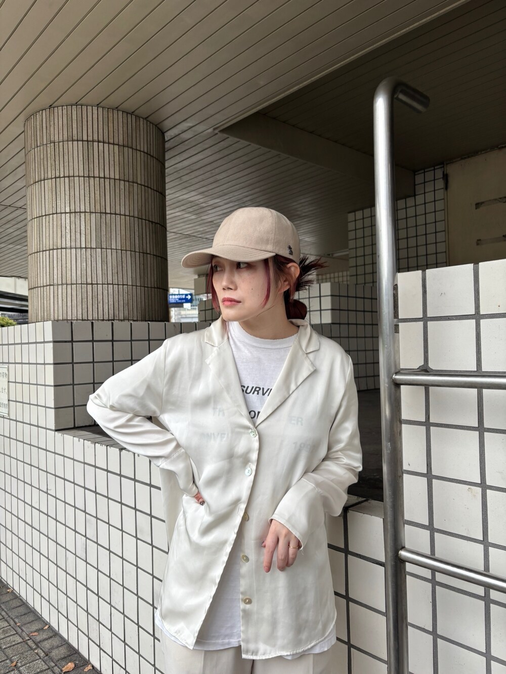 「古着MIX、夏コーデ、白Tシャツ、韓国ファッション、キャップ、きれいめカジュアル、お出かけコーデ、休日スタイル、おでかけコーデ、夏服コーデ、オトナカワイイ、大人コーデ」｜「arthのarth  Wo/Li 6P Cap / アース（キャップ、ベージュ系）」を使った、ジーさんさん（レディース・161cm）の夏コーディネートの2枚目の写真