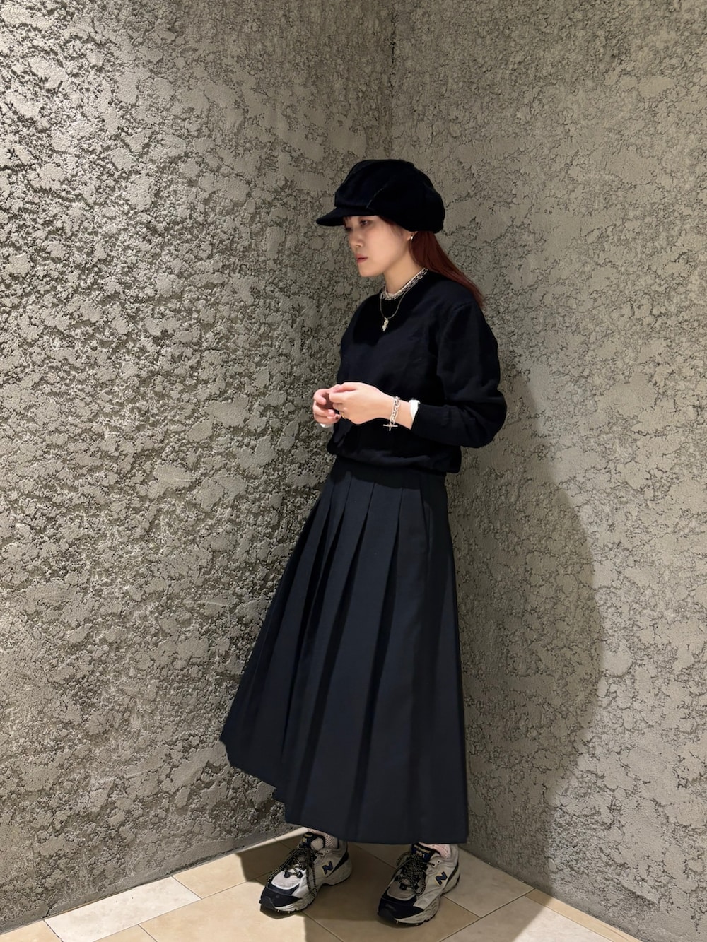 ブラック系のキャスケットを着用したレディースの秋コーディネートの2枚目の写真