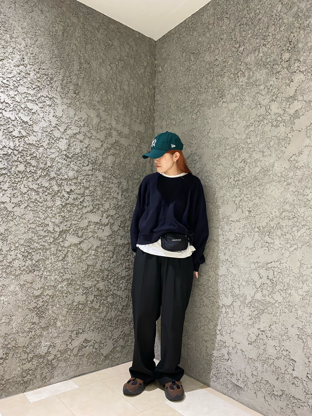 「おしゃ見えテクニック、古着MIX、日常に魔法を、モノトーン、休日スタイル、セットアップ、ノームコア」｜「NEW ERAの【NEW ERA】9TWENTY MLB BASEBALL CAP /【ニューエラ】920 ナイントゥエンティ メジャーリーグ ベースボール キャップ（キャップ、グリーン系）」を使った、ジーさんさん（レディース・161cm）の秋コーディネートの2枚目の写真