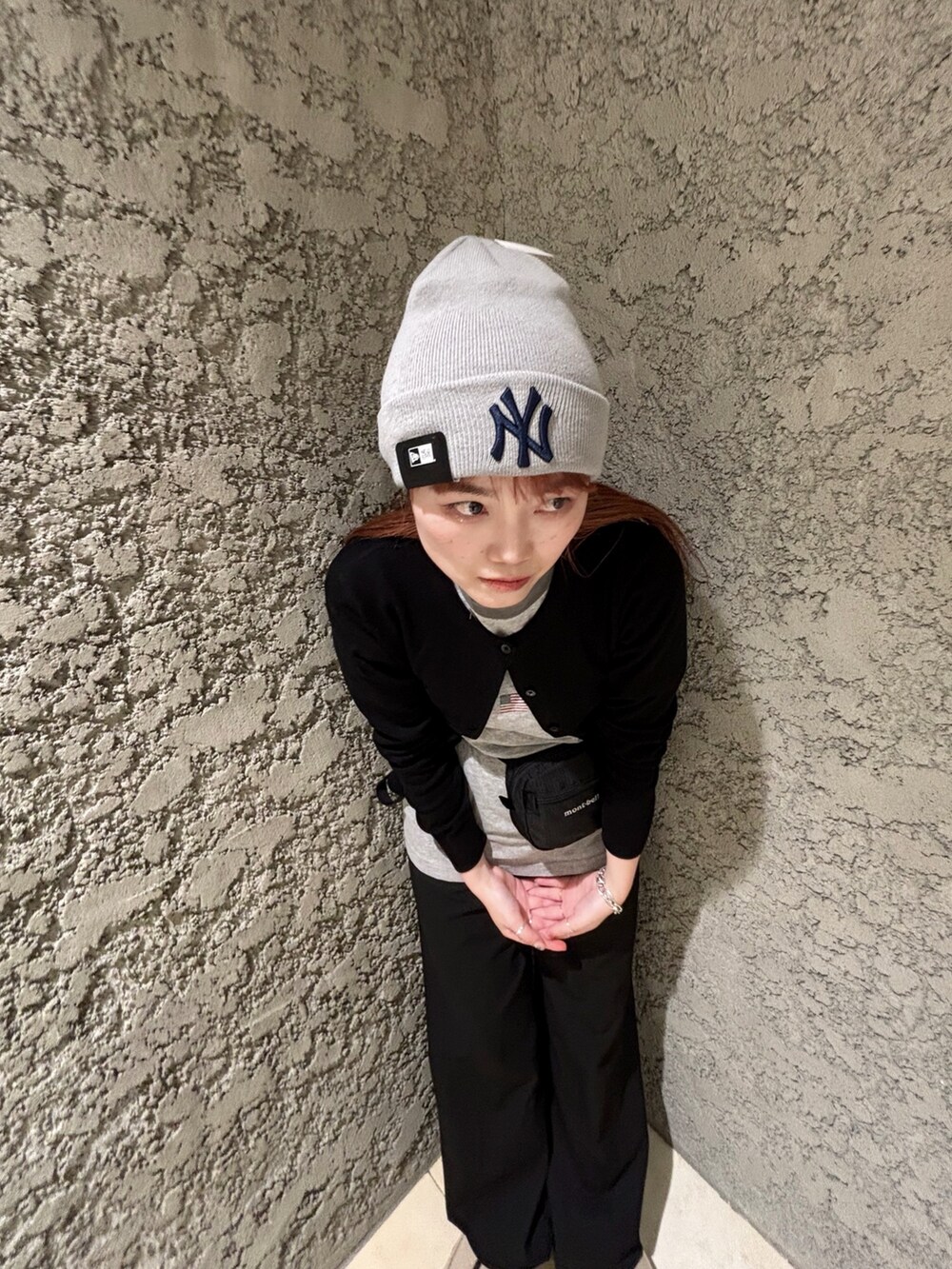 「真冬のあったかスタイル、大人コーデ、ニット/セーター、シンプルスタイル、レイヤード、オーバーサイズ、グレー、高身長女子コーデ、高身長女子、モノトーンコーデ、オフィスカジュアル、初春コーデ、韓国ファッション、カーディガンコーデ、通勤コーデ」｜「NEW ERAの【OVERRIDE別注】NEW ERA  KNIT CLASSIC / ニューエラ（ニットキャップ/ビーニー、グレー系）」を使った、ジーさんさん（レディース・161cm）の冬コーディネートの2枚目の写真