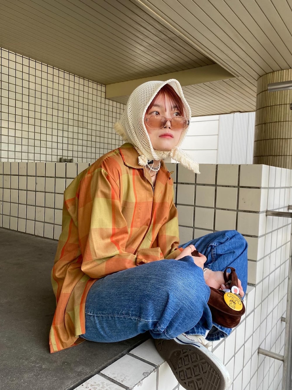「韓国ファッション、おしゃ見えテクニック、スニーカー、フェススタイル、古着MIX、サングラス、デニム、シンプル、白Tシャツ、スカーフ、バブーシュカ、休日スタイル」｜「arthのarth Mesh Fringe Scarf / アース（ニットキャップ/ビーニー、ホワイト系）」を使った、ジーさんさん（レディース・161cm）の夏コーディネートの2枚目の写真