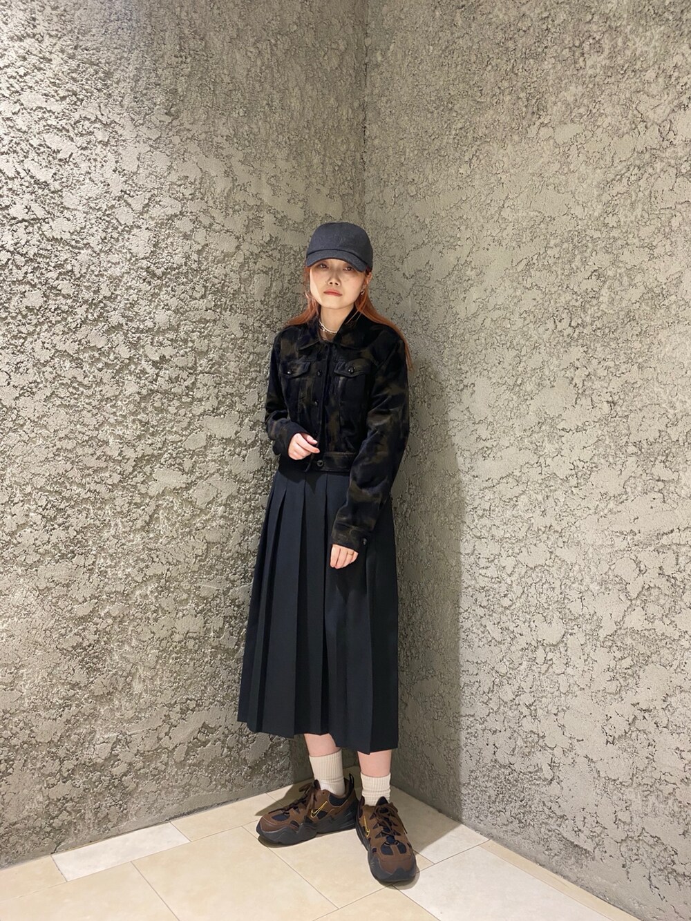 「おしゃ見えテクニック、古着MIX、日常に魔法を、モノトーン、レイヤードスタイル、ブーツ、休日スタイル、おしゃれさんと繋がりたい」｜「arthのarth  Cashmere Cap / アース（キャップ、グレー系）」を使った、ジーさんさん（レディース・161cm）の秋コーディネートの2枚目の写真