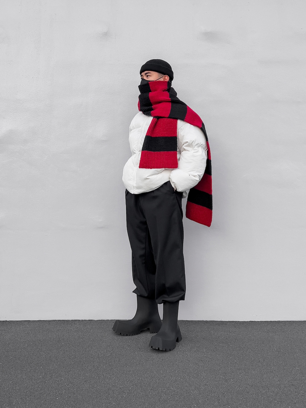 「BALENCIAGA、trooper、クリスマスコーデ、クリスマスカラー、スカーフ、マフラー、ボンバージャケット、パファージャケット、バレンシアガトルーパー」｜「RACALのRacal/ラカル 別注 Roll Knit CAP/ロールニットキャップ/ビーニー（ニットキャップ/ビーニー、ブラック系）」を使った、ジュンさん（メンズ・170cm）の冬コーディネートの5枚目の写真