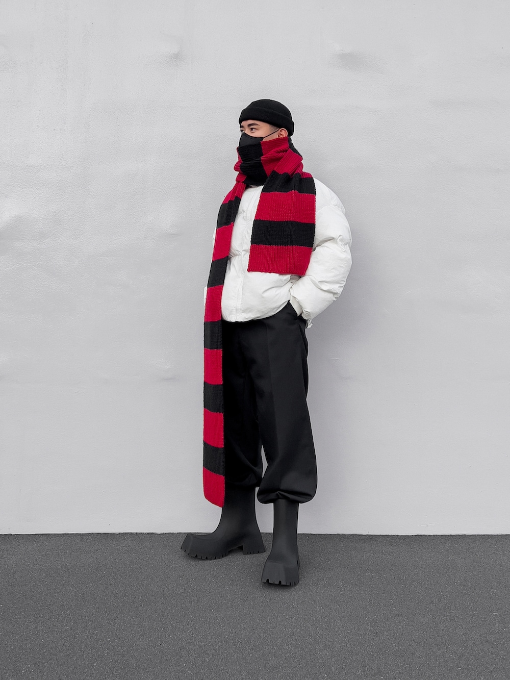 「BALENCIAGA、trooper、クリスマスコーデ、クリスマスカラー、スカーフ、マフラー、ボンバージャケット、パファージャケット、バレンシアガトルーパー」｜「RACALのRacal/ラカル 別注 Roll Knit CAP/ロールニットキャップ/ビーニー（ニットキャップ/ビーニー、ブラック系）」を使った、ジュンさん（メンズ・170cm）の冬コーディネートの3枚目の写真
