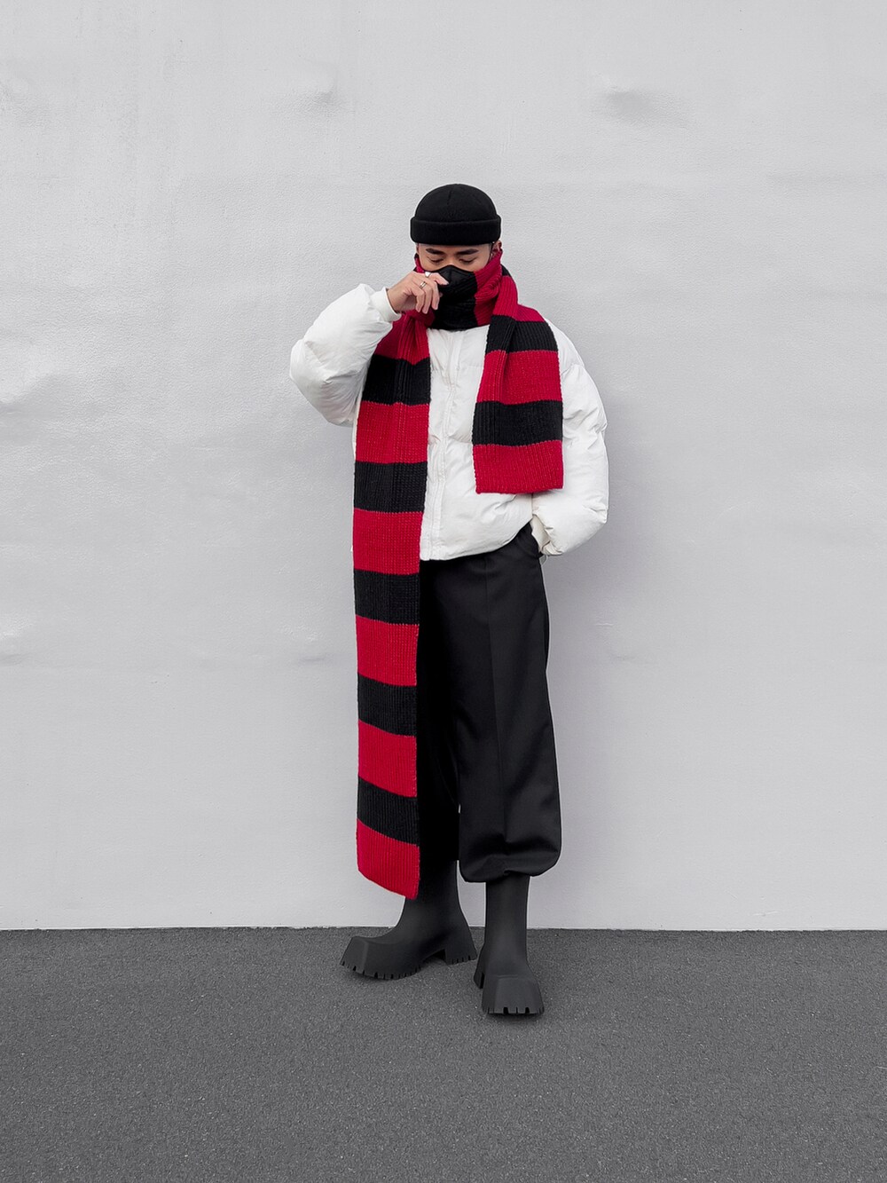 「BALENCIAGA、trooper、クリスマスコーデ、クリスマスカラー、スカーフ、マフラー、ボンバージャケット、パファージャケット、バレンシアガトルーパー」｜「RACALのRacal/ラカル 別注 Roll Knit CAP/ロールニットキャップ/ビーニー（ニットキャップ/ビーニー、ブラック系）」を使った、ジュンさん（メンズ・170cm）の冬コーディネートの2枚目の写真