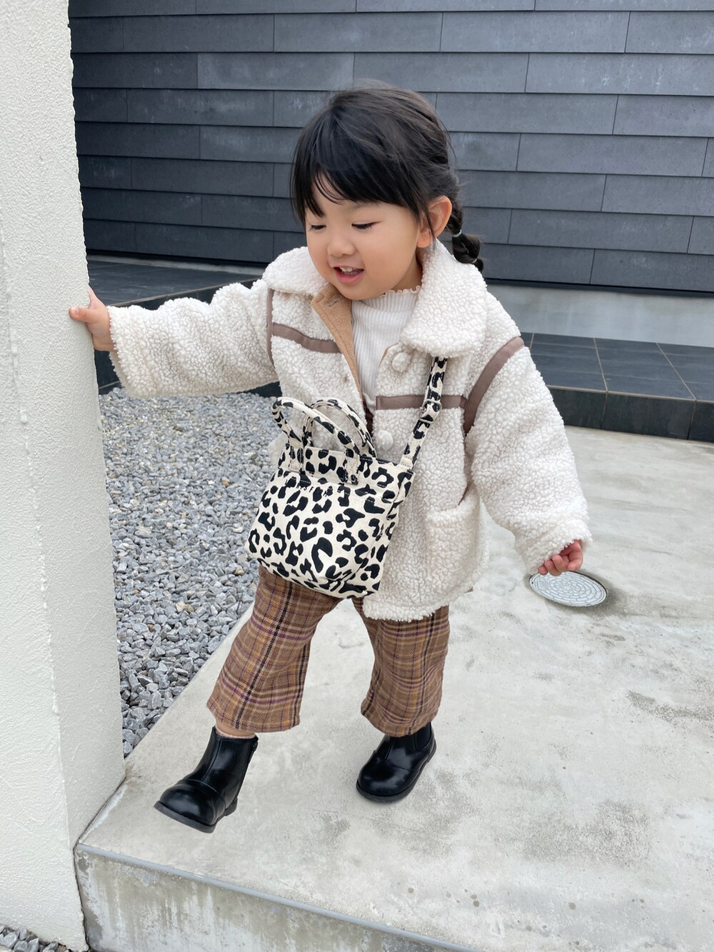 「ランチ、冬コーデ、カジュアルコーデ、休日コーデ、おしゃれさんと繋がりたい、ミニバッグ」｜「petit mainのサイドゴアブーツ（スニーカー、ブラック系）」を使った、seagaiさん（レディース・90cm）の冬コーディネートの2枚目の写真