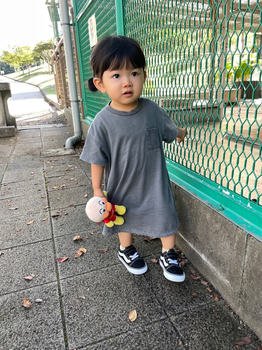 ブラック系のスニーカー、グレー系のワンピースを着用したレディースの秋コーディネートの2枚目の写真