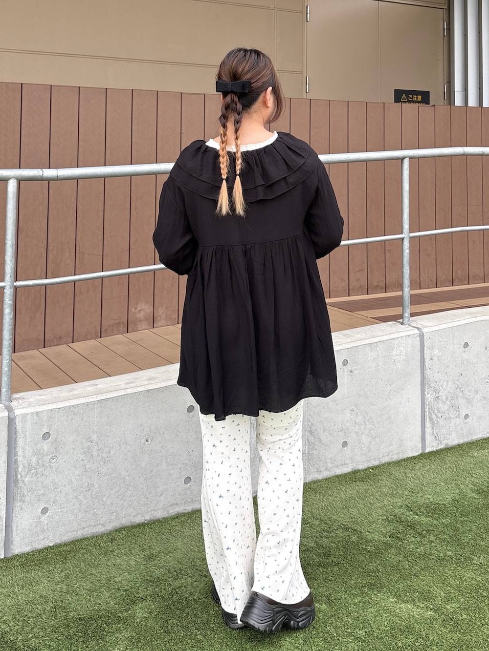 ブラウン系のローファー、ブラック系のシャツ/ブラウス、ホワイト系のその他パンツを着用したレディースの春コーディネートの3枚目の写真