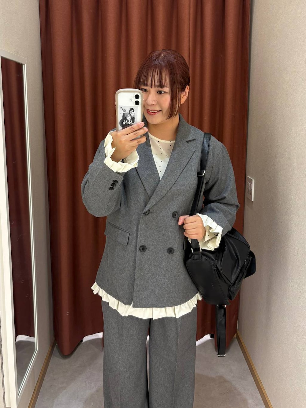 ブラック系のスニーカー、ブラック系のバックパック/リュック、その他のTシャツ/カットソーを着用したレディースの秋コーディネートの3枚目の写真