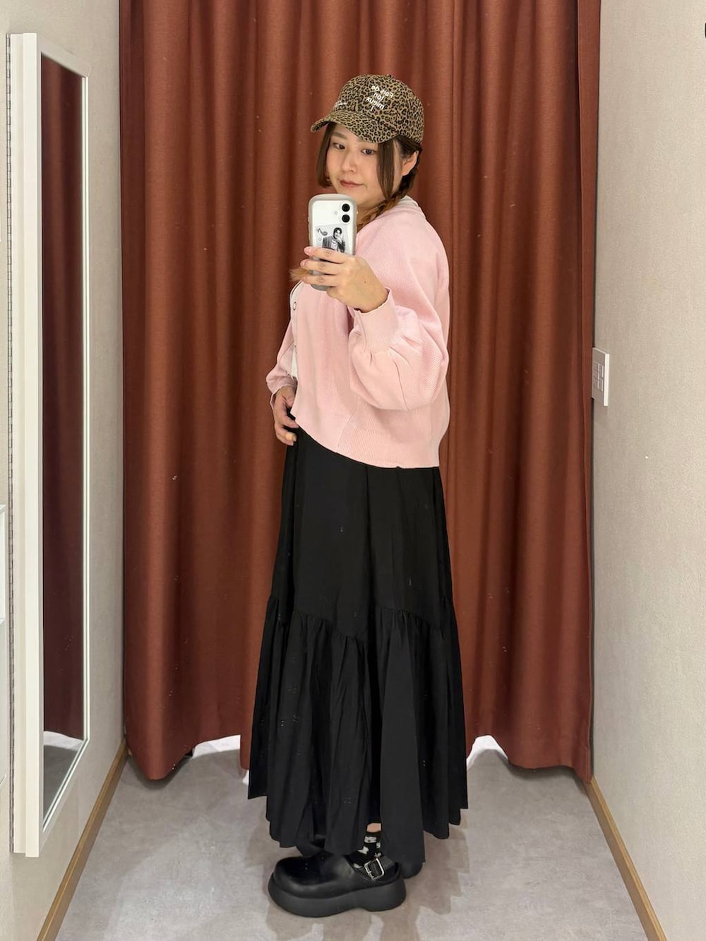 ホワイト系のTシャツ/カットソー、ブラック系のサンダル、ブラック系のスカートを着用したレディースの冬コーディネートの2枚目の写真