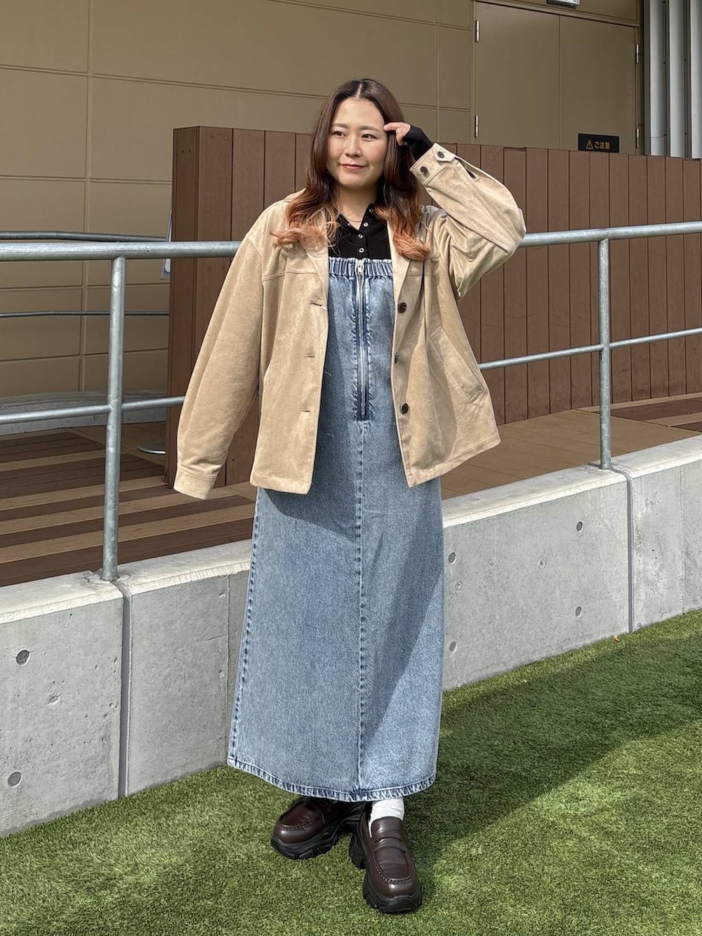 ブラック系のニット/セーター、ブラウン系のローファー、ブルー系のワンピースを着用したレディースの冬コーディネートの5枚目の写真