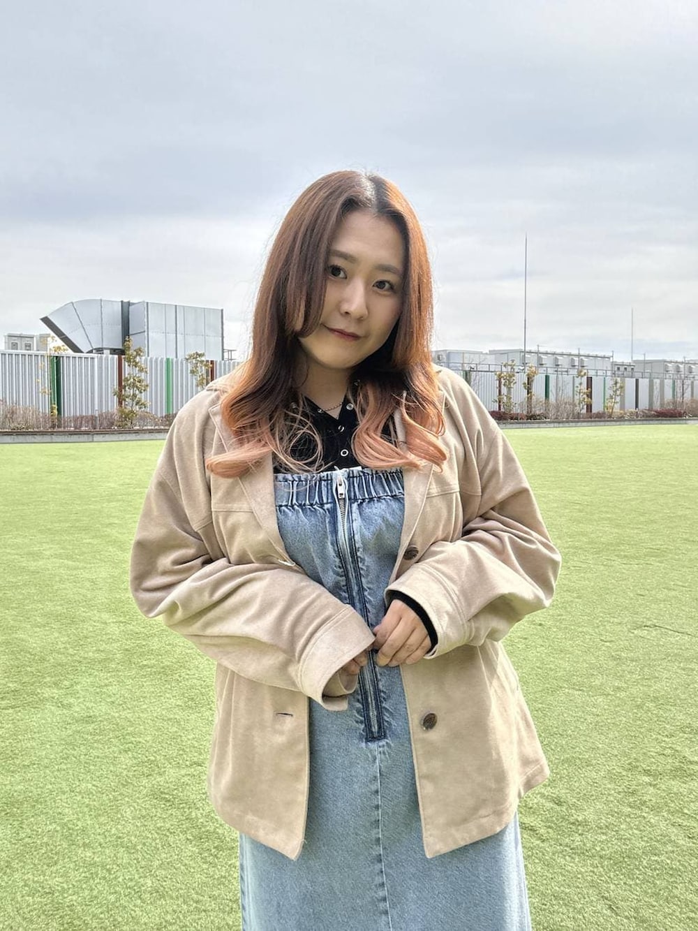 ブラック系のニット/セーター、ブラウン系のローファー、ブルー系のワンピースを着用したレディースの冬コーディネートの4枚目の写真