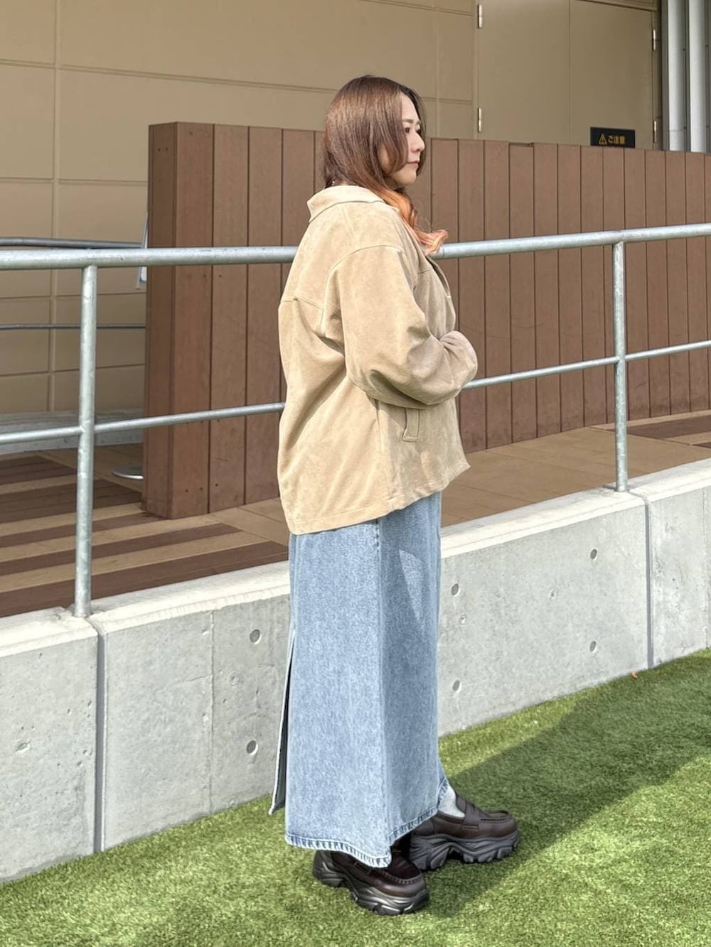 ブラック系のニット/セーター、ブラウン系のローファー、ブルー系のワンピースを着用したレディースの冬コーディネートの2枚目の写真