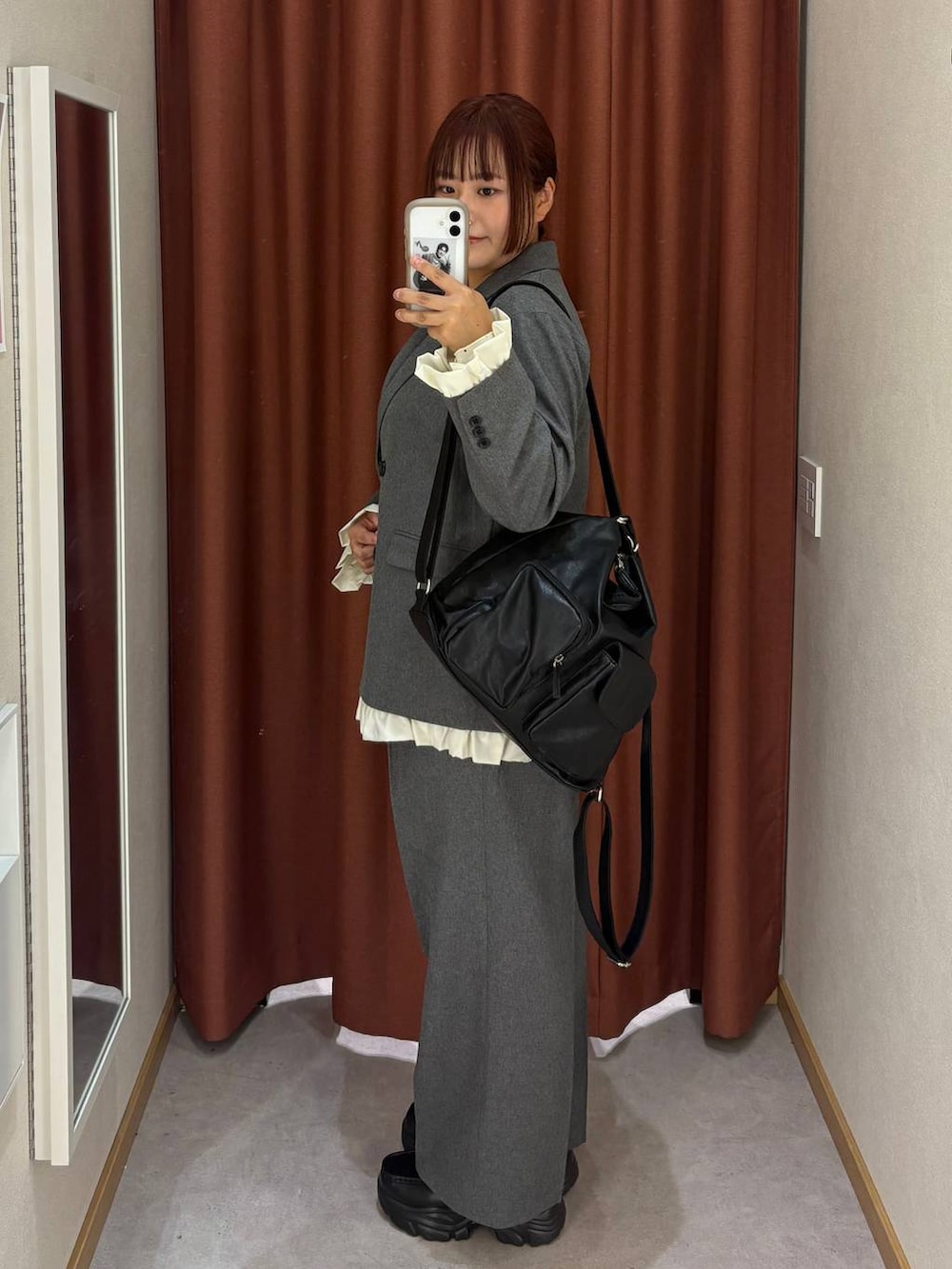 ブラック系のスニーカー、ブラック系のバックパック/リュック、その他のTシャツ/カットソーを着用したレディースの秋コーディネートの2枚目の写真