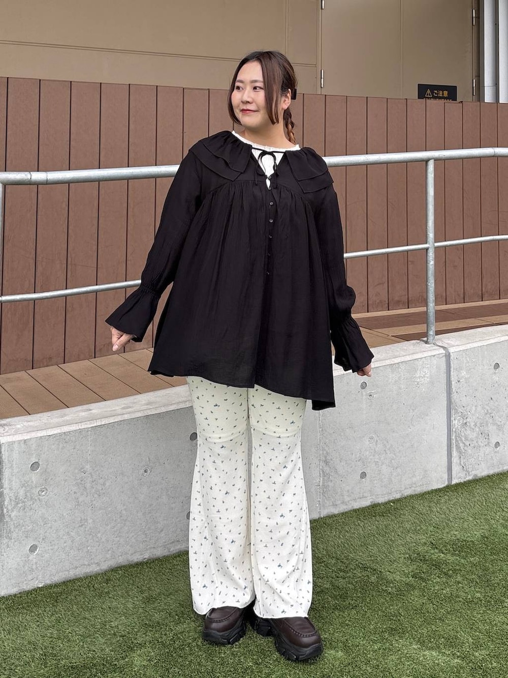 ブラウン系のローファー、ブラック系のシャツ/ブラウス、ホワイト系のその他パンツを着用したレディースの春コーディネートの4枚目の写真