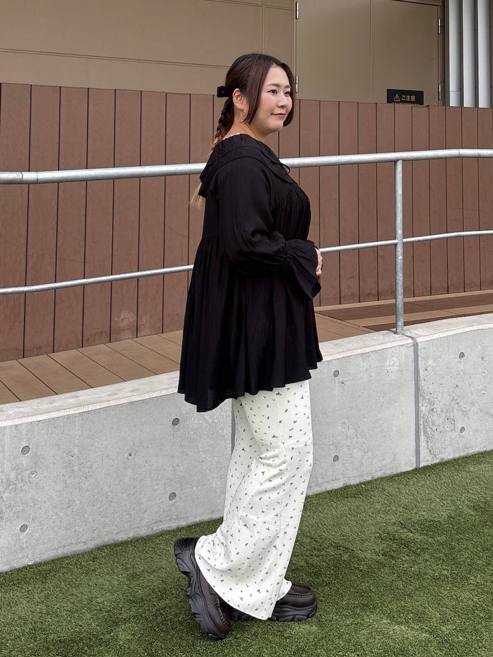 ブラウン系のローファー、ブラック系のシャツ/ブラウス、ホワイト系のその他パンツを着用したレディースの春コーディネートの2枚目の写真