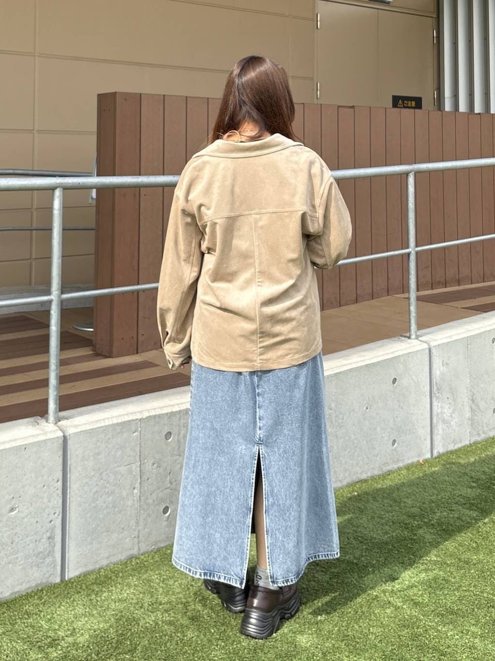 ブラック系のニット/セーター、ブラウン系のローファー、ブルー系のワンピースを着用したレディースの冬コーディネートの3枚目の写真