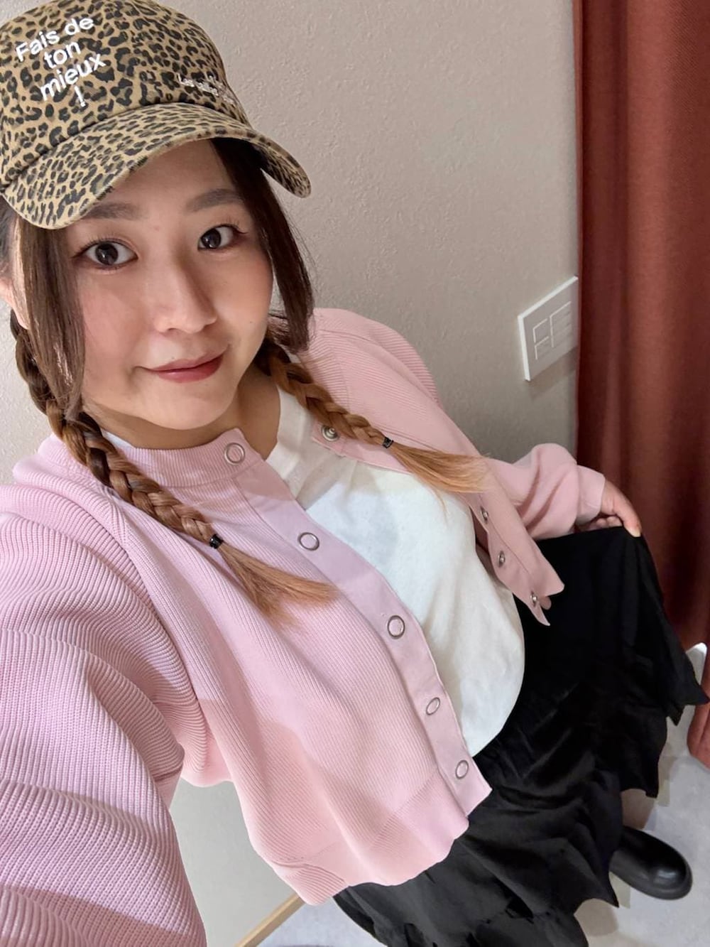 ホワイト系のTシャツ/カットソー、ブラック系のサンダル、ブラック系のスカートを着用したレディースの冬コーディネートの3枚目の写真