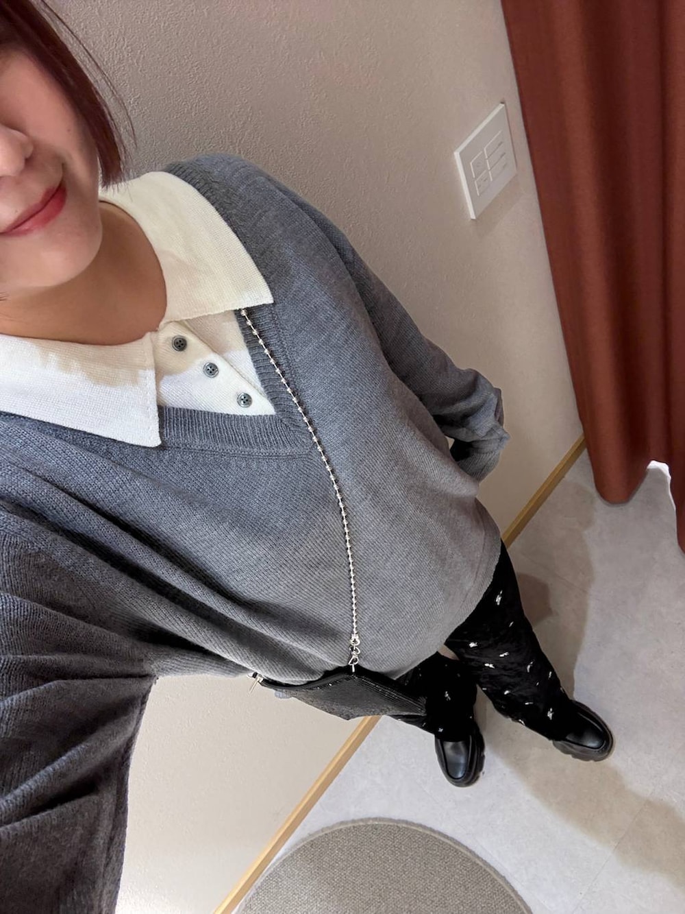 ブラック系のショルダーバッグ、ブラック系のスニーカー、ブラック系のその他パンツを着用したレディースの秋コーディネートの4枚目の写真