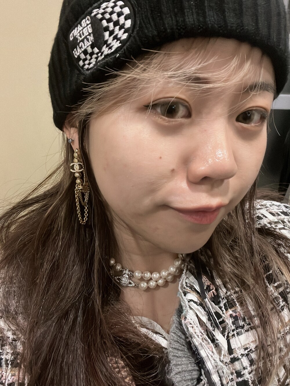 ホワイト系のジャケット/アウター、グレー系のニット/セーター、ブラック系のスカートを着用したレディースの秋コーディネートの3枚目の写真