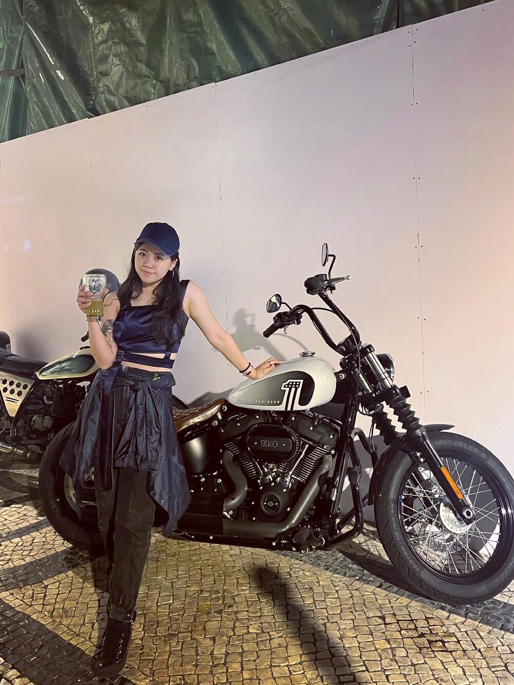 ブルー系のトップス、ブルー系のトレンチコート、ブラック系のデニムパンツを着用したレディースの春コーディネートの2枚目の写真