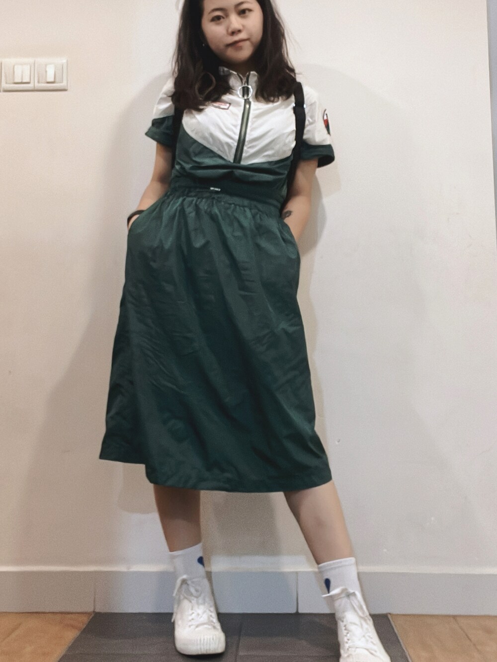 ブラック系のバックパック/リュック、ピンク系のサングラスを着用したレディースの夏コーディネートの3枚目の写真