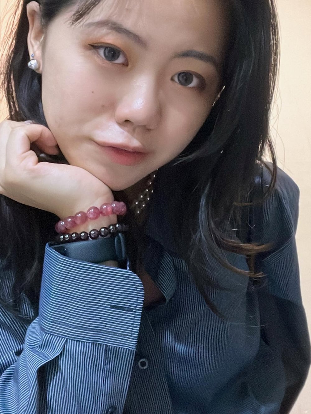 ブラック系のチノパンツ、ブラック系のバックパック/リュック、ブラック系のスニーカーを着用したレディースの冬コーディネートの3枚目の写真