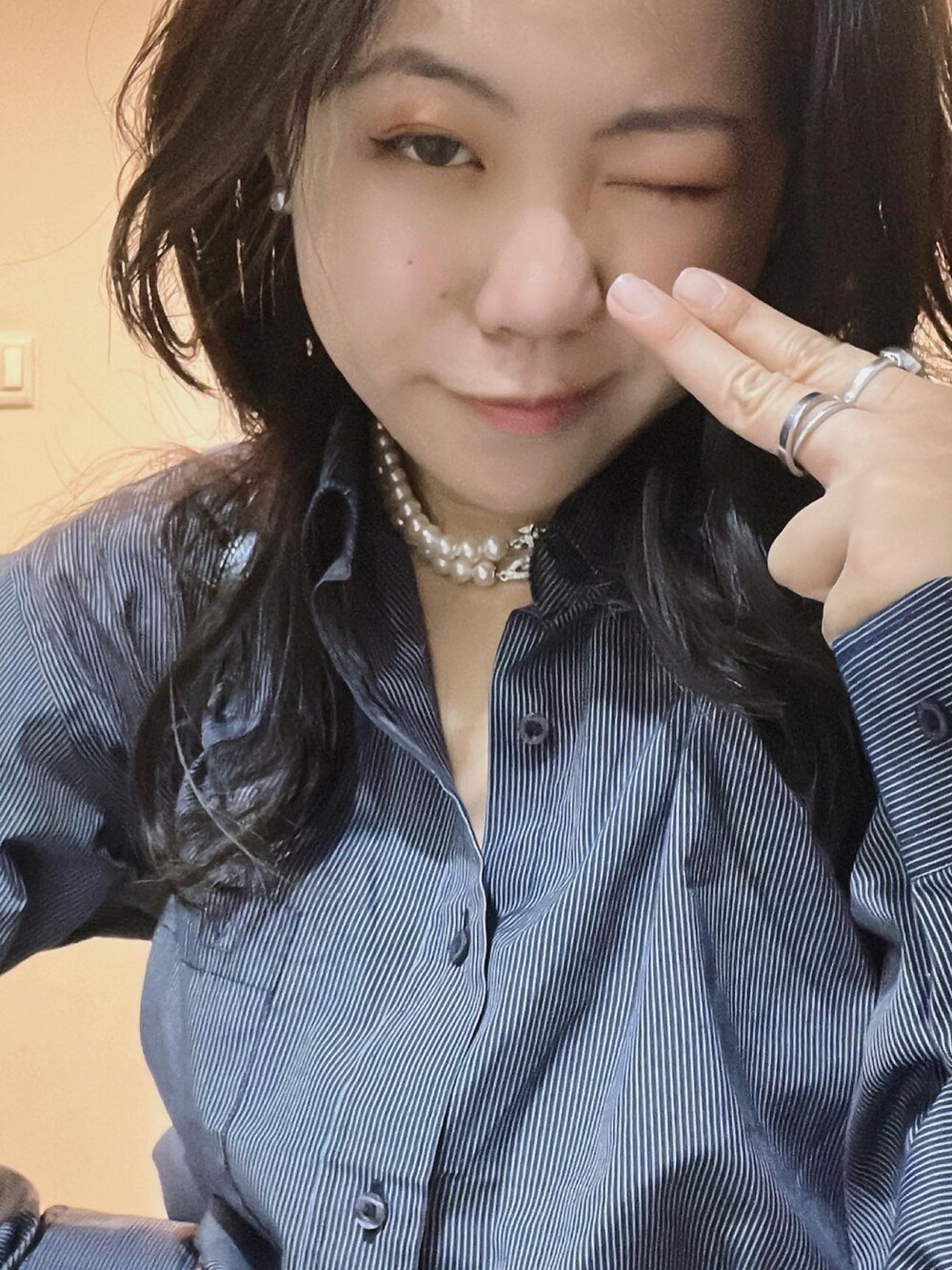 ブラック系のチノパンツ、ブラック系のバックパック/リュック、ブラック系のスニーカーを着用したレディースの冬コーディネートの2枚目の写真