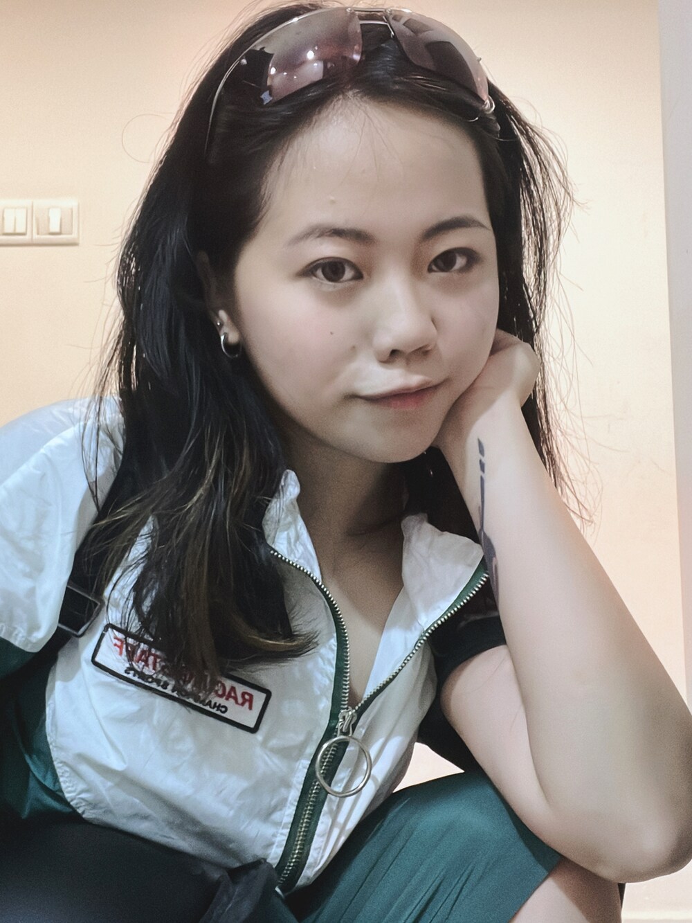 ブラック系のバックパック/リュック、ピンク系のサングラスを着用したレディースの夏コーディネートの2枚目の写真