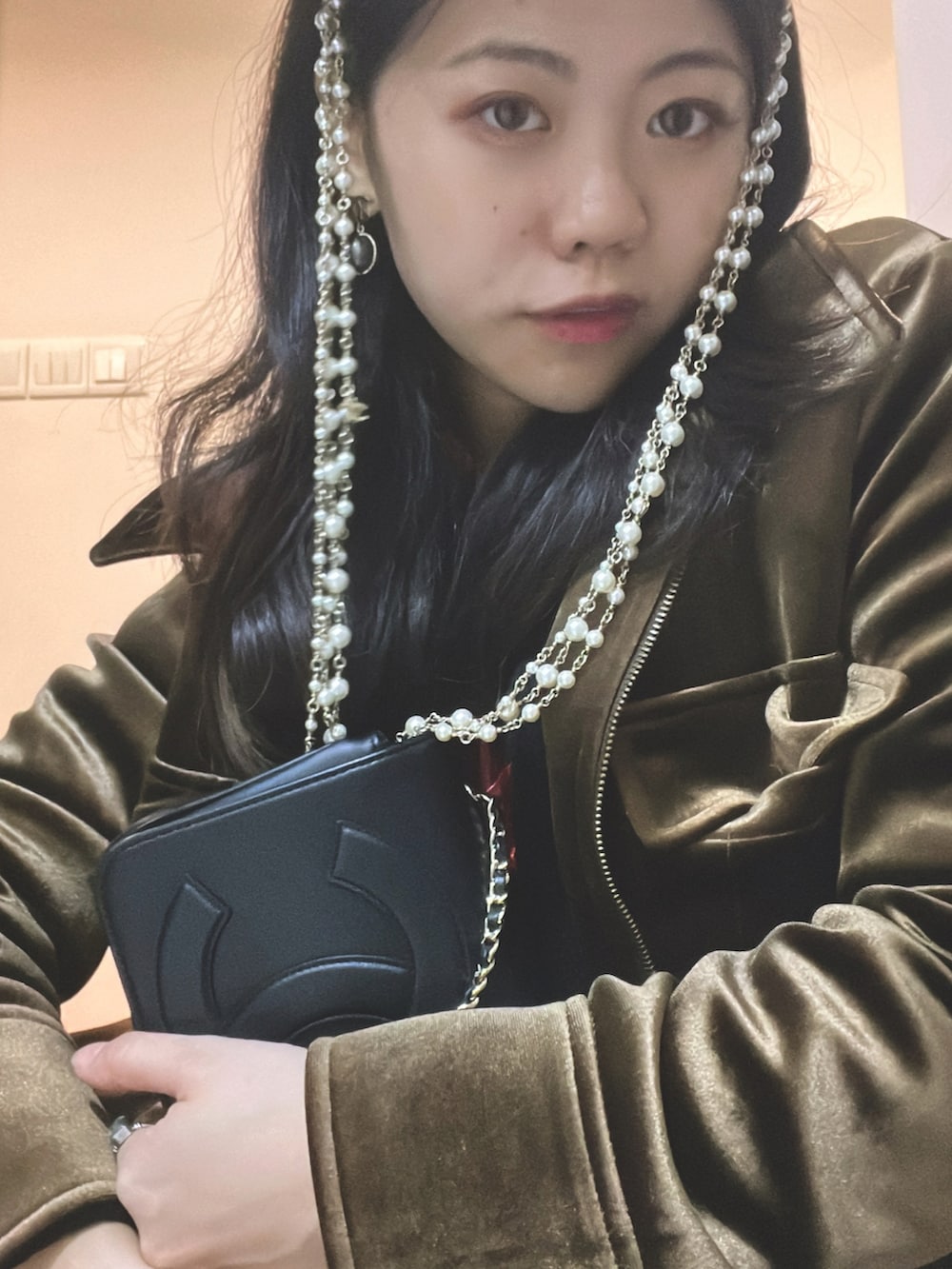 レッド系のTシャツ/カットソー、レッド系のスカート、ブラウン系のミリタリージャケットを着用したレディースの冬コーディネートの2枚目の写真