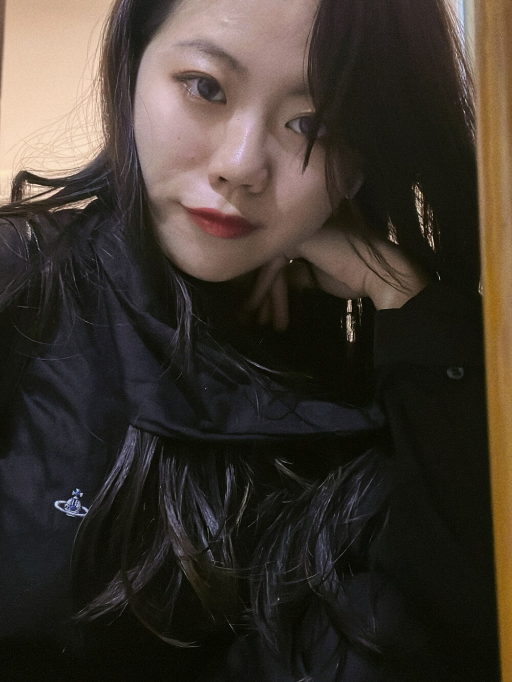 ブラック系のシャツ/ブラウス、ブラウン系のスラックス、ブラック系のブーツを着用したレディースの春コーディネートの3枚目の写真