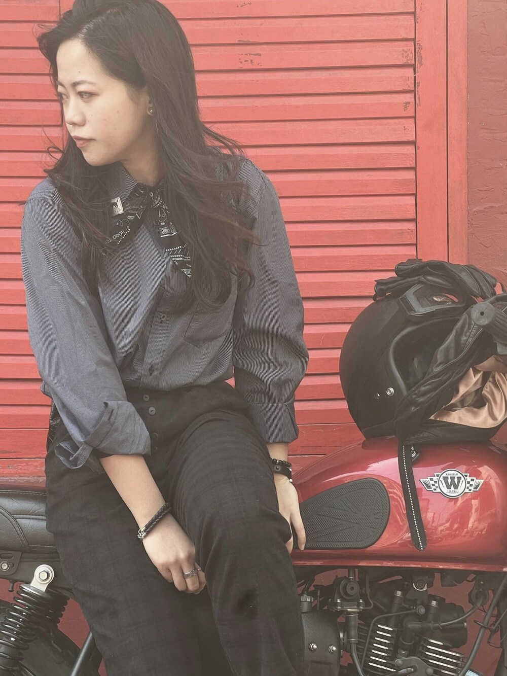 ブルー系のその他シューズ、ブラウン系のスラックス、ブラック系のムートンコートを着用したレディースの春コーディネートの2枚目の写真