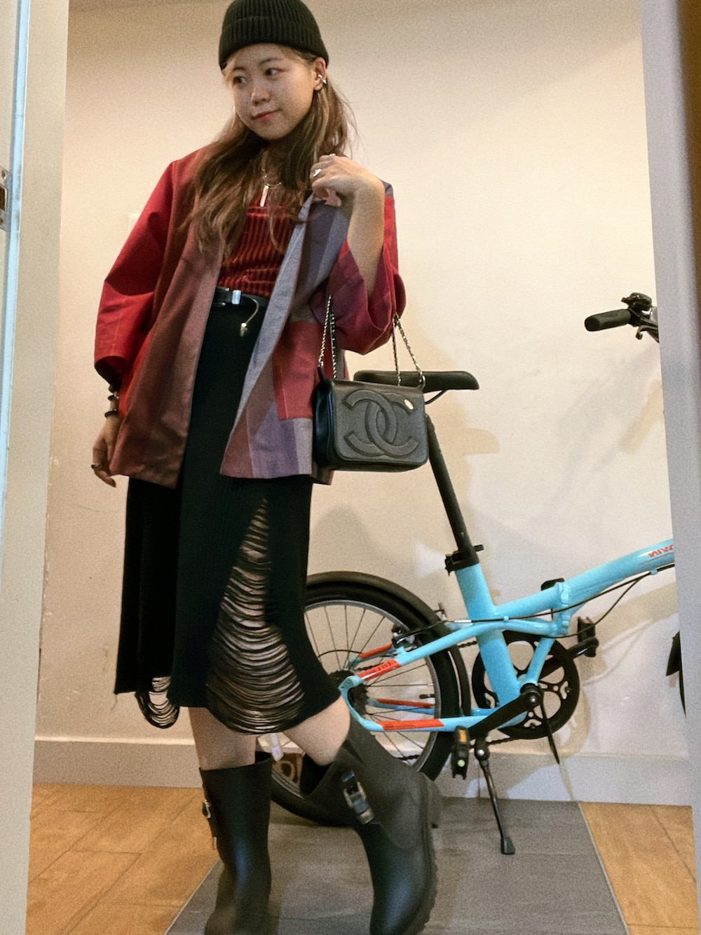 レッド系のTシャツ/カットソー、レッド系のジャケット/アウター、ブラック系のショルダーバッグを着用したレディースの秋コーディネートの3枚目の写真