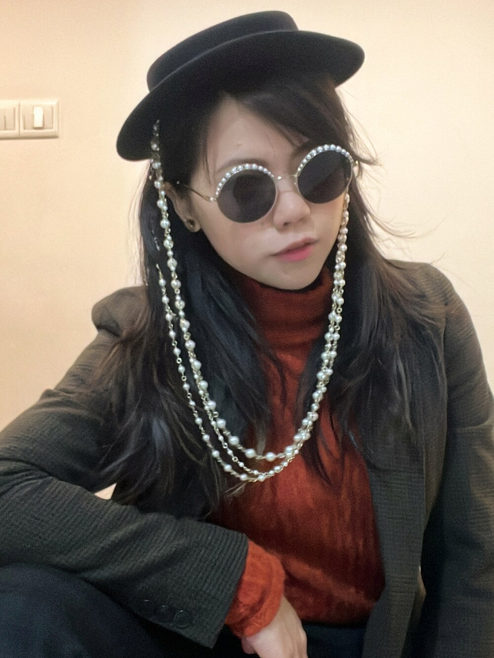 ブラウン系のジャケット/アウター、ブラック系のブーツ、ブラック系のバックパック/リュックを着用したレディースの冬コーディネートの2枚目の写真