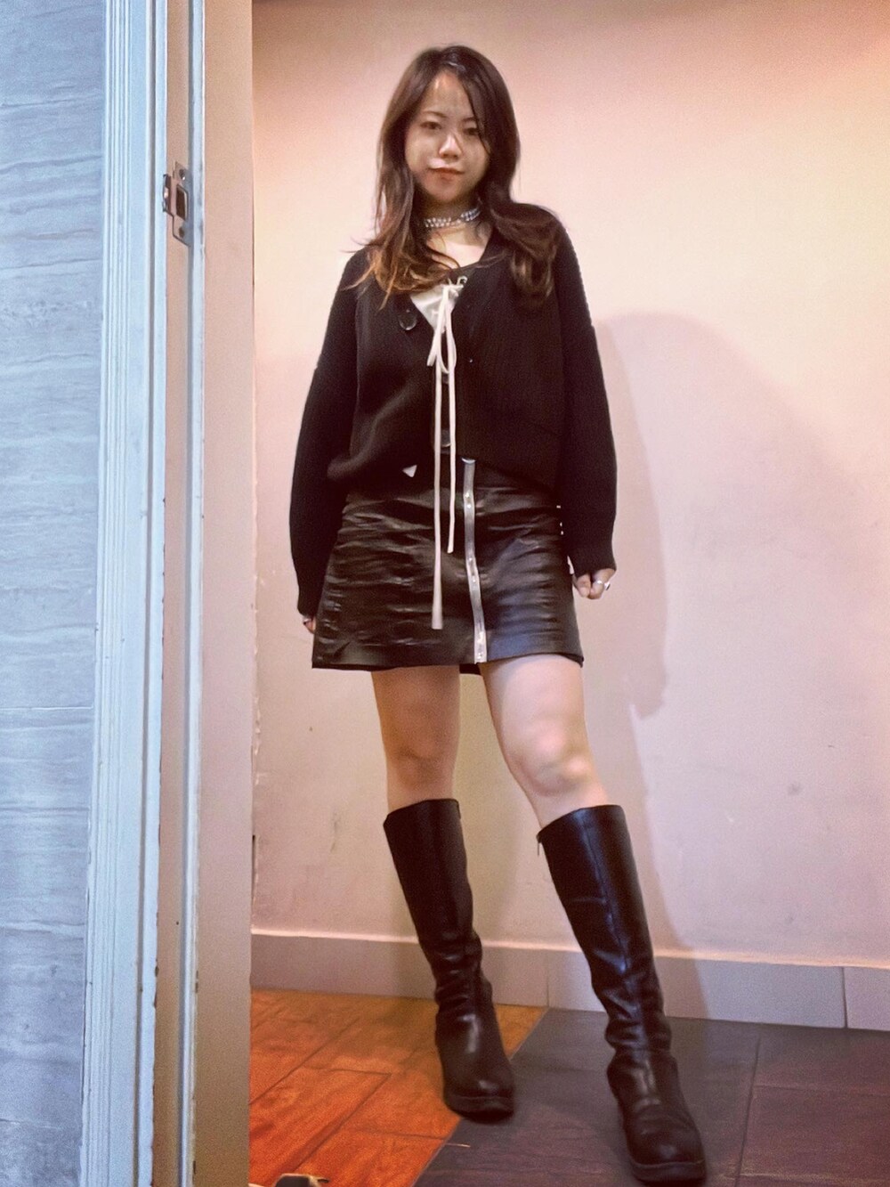 ブラック系のジャケット/アウター、ブラック系のその他トップス、ブラック系のスカートを着用したレディースの冬コーディネートの5枚目の写真