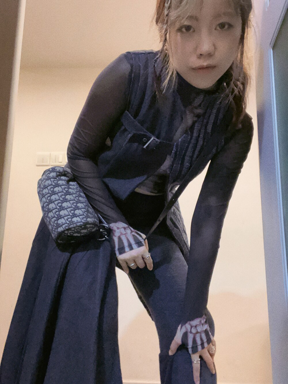 ブルー系のデニムジャケット、ブラック系のバッグ、グレー系のパンツを着用したレディースの秋コーディネートの2枚目の写真