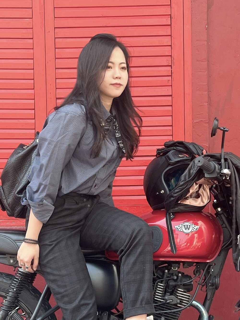 ブルー系のその他シューズ、ブラウン系のスラックス、ブラック系のムートンコートを着用したレディースの春コーディネートの3枚目の写真