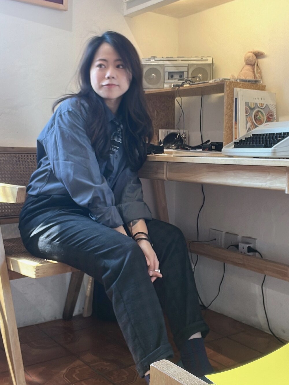 ブルー系のその他シューズ、ブラウン系のスラックス、ブラック系のムートンコートを着用したレディースの春コーディネートの5枚目の写真