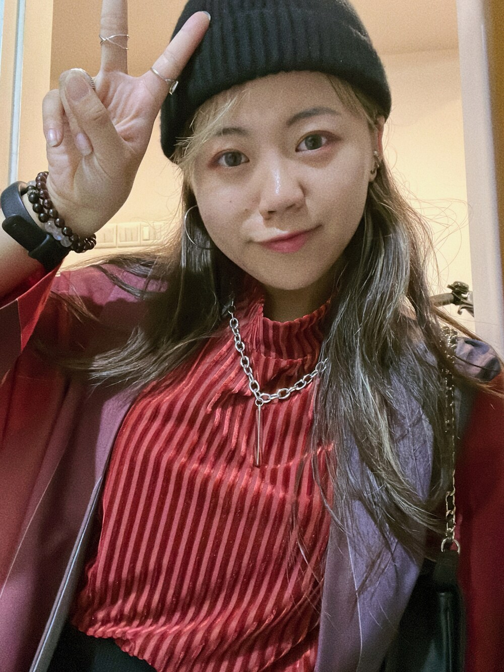 レッド系のTシャツ/カットソー、レッド系のジャケット/アウター、ブラック系のショルダーバッグを着用したレディースの秋コーディネートの2枚目の写真