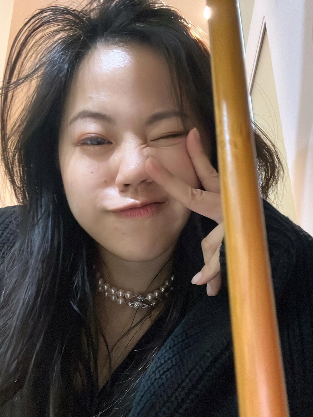 ブラック系のジャケット/アウター、ブラック系のその他トップス、ブラック系のスカートを着用したレディースの冬コーディネートの4枚目の写真