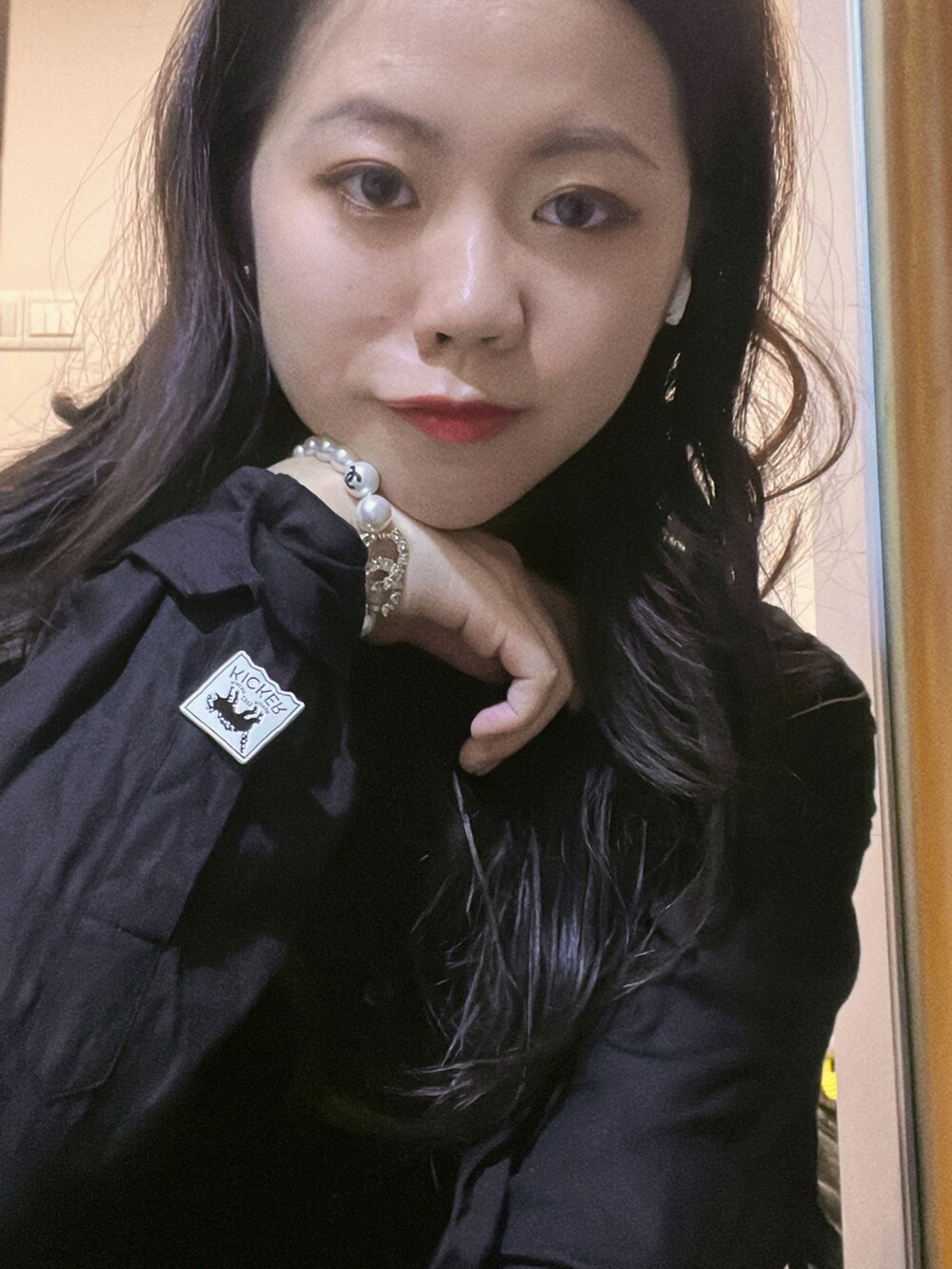 ブラック系のシャツ/ブラウス、ブラウン系のスラックス、ブラック系のブーツを着用したレディースの春コーディネートの2枚目の写真