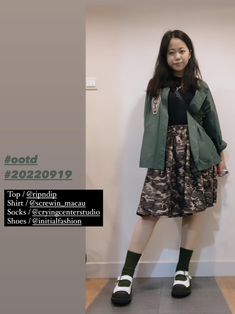 ブラック系のTシャツ/カットソー、ブルー系のシャツ/ブラウス、ブラック系のシューズを着用したレディースの秋コーディネートの2枚目の写真