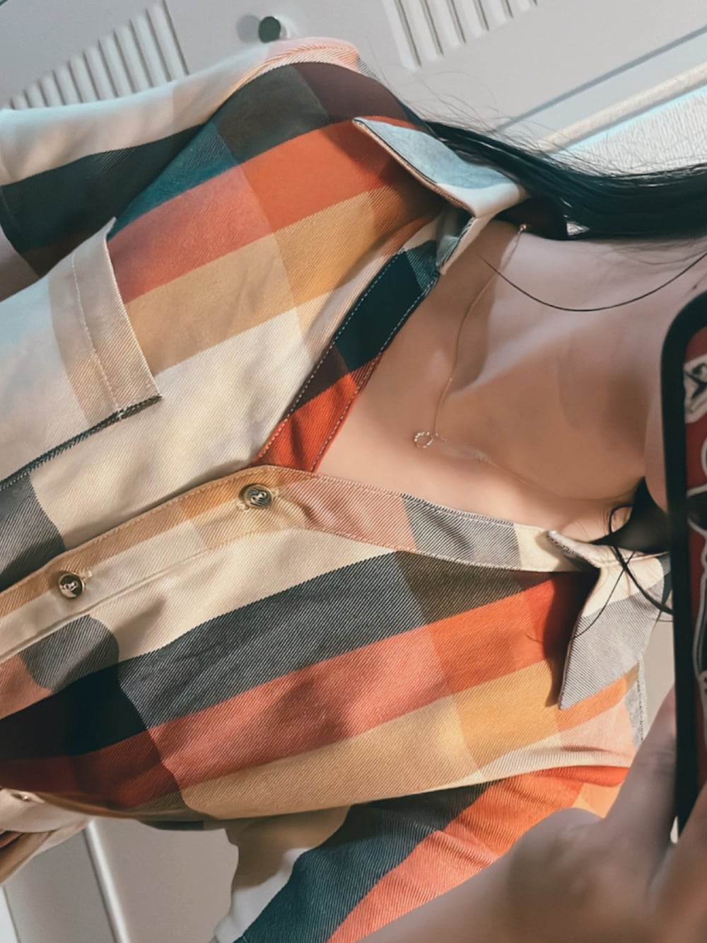 ホワイト系のワンピースを着用したレディースの夏コーディネートの2枚目の写真