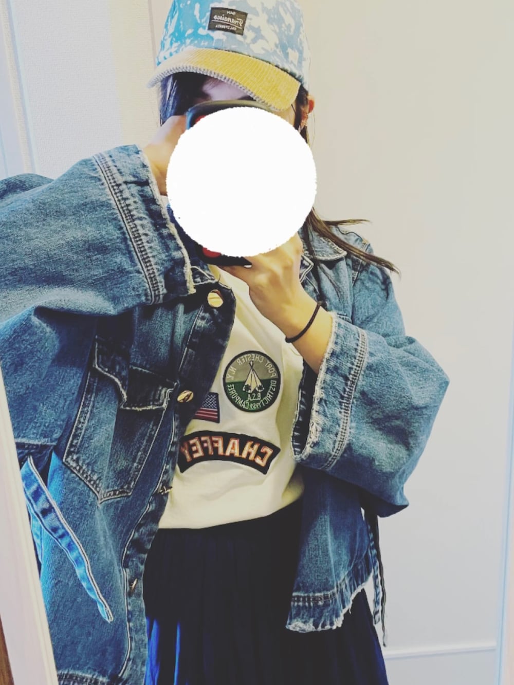 ホワイト系のTシャツ/カットソー、ブルー系のデニムジャケット、ブルー系のスカートを着用したレディースの春コーディネートの2枚目の写真